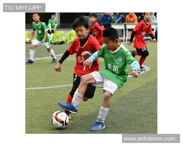 足球明星在绿茵场上挥洒汗水的动人瞬间素描作品展示 足球明星在绿茵场上挥洒汗水的动人瞬间素描作品展示